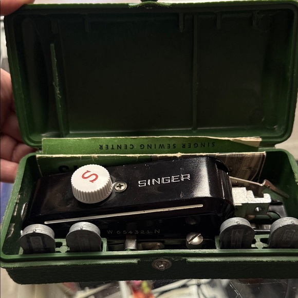 Singer Black Sewing Machine Attachment - Picture 1 of 3